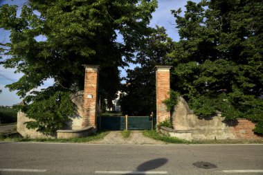 Güneşli bir günde İtalya kırsalında bir kır köşküne giriş.