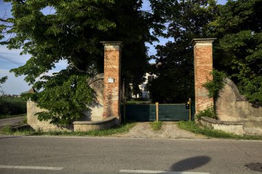 Güneşli bir günde İtalya kırsalında bir kır köşküne giriş.