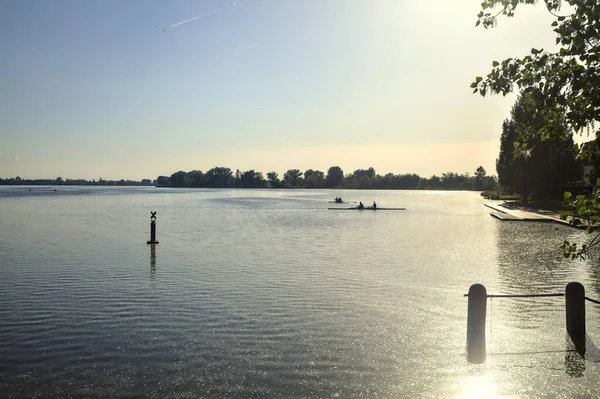 Kanoter Sjö Vid Solnedgången — Stockfoto