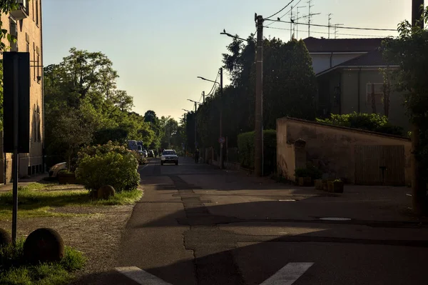 日落时意大利城镇住宅区的街道 — 图库照片