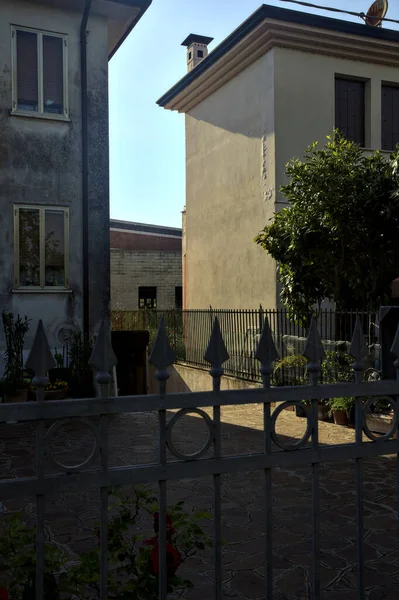 Gün batımında iki bina arasında geçiş