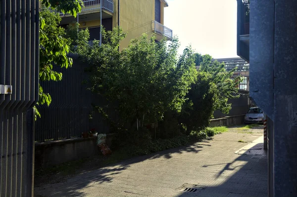 Gün batımında küçük bir apartman dairesi