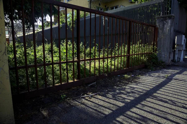 Roestige Poort Zijn Schaduw Grond Geworpen Bij Zonsondergang — Stockfoto