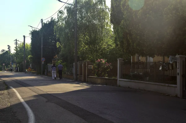 Gün batımında bir İtalyan kasabasının yerleşim bölgesinde.