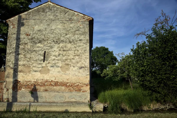 Egy Vidéki Ház Homlokzata Olasz Vidéken Egy Patak Mellett Egy — Stock Fotó