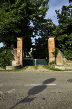 Güneşli bir günde İtalya kırsalında bir kır köşküne giriş.