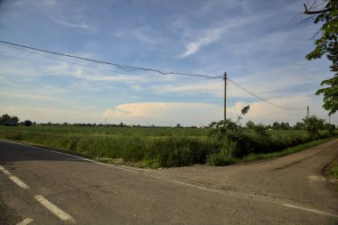 Gün batımında kırsal kesişimlerde