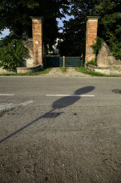 Güneşli bir günde İtalya kırsalında bir kır köşküne giriş.