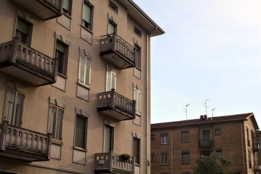 Bulutlu bir günde, yerleşim alanındaki bir apartman dairesi cephesi