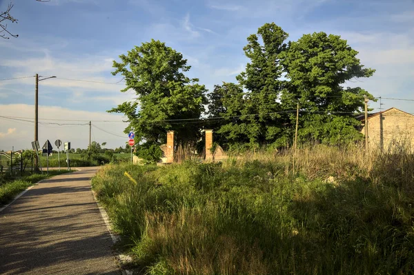 Casa Campo Con Jardín Vista Desde Camino Lado Cruce Día — Foto de Stock