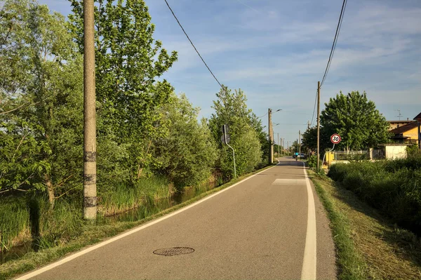 Strada Campagna Costeggiata Alberi Ruscello Acqua Una Giornata Sole — Foto Stock