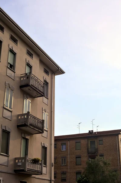 Bulutlu Bir Günde Yerleşim Alanındaki Bir Apartman Dairesi Cephesi — Stok fotoğraf