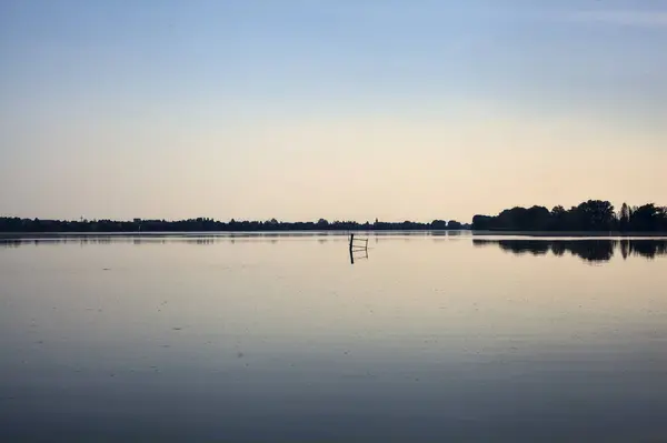 Jezioro Zachodzie Słońca Przeciwległym Brzegiem Oddali — Zdjęcie stockowe