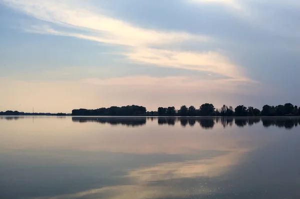 Der See Bei Sonnenuntergang Mit Dem Gegenüberliegenden Ufer Der Ferne — Stockfoto