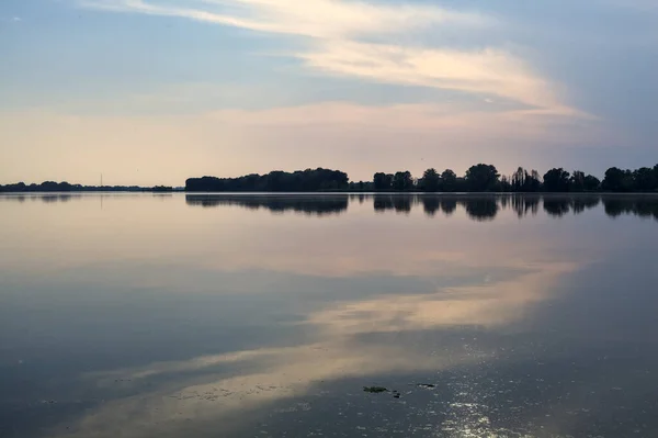 Der See Bei Sonnenuntergang Mit Dem Gegenüberliegenden Ufer Der Ferne — Stockfoto