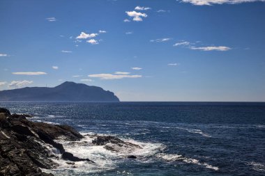 Güneşli bir günde, deniz kenarında uçurum