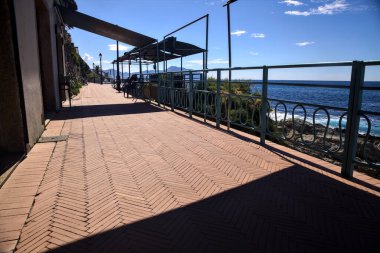Güneşli bir günde kapalı bir restoranın pergola 'sıyla panoramik yürüyüş