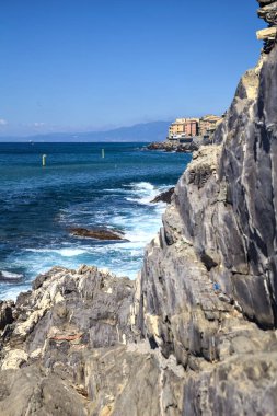 Güneşli bir günde açık deniz kıyısında uçurum
