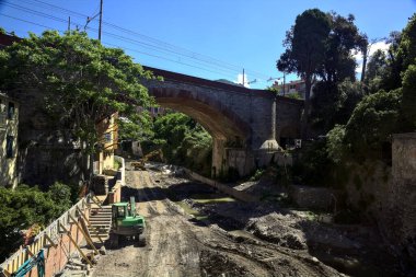 Kuru nehir, güneşli bir günde vinçlerle çalışıyor.