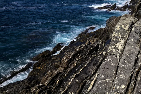 Waves Crashing Rocks Cliff Sunny Day — Fotografia de Stock