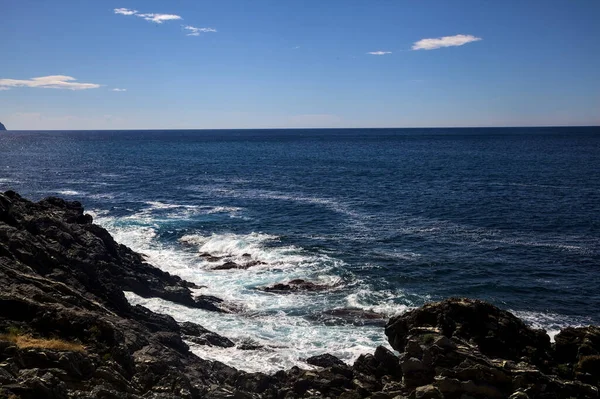 Bare Cliff Sea Sunny Clear Day — Fotografia de Stock