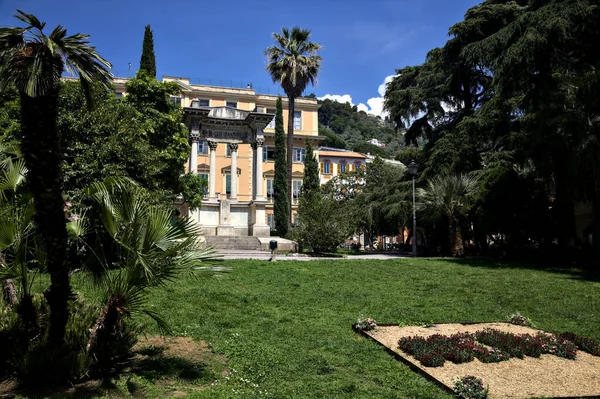 Parque Com Edifício Histórico Segundo Plano Dia Ensolarado — Fotografia de Stock