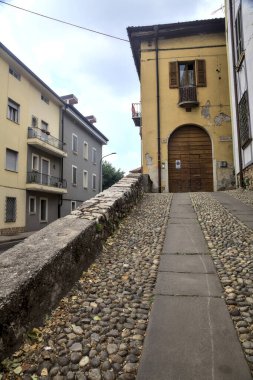 Tepesinde bir ev olan yokuş yukarı bir geçit.