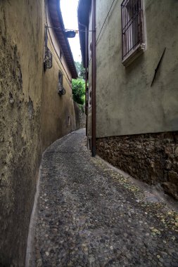 İtalyan kasabasında çok dar bir patika.
