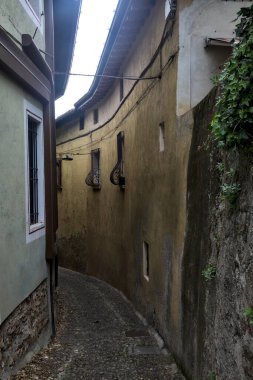 İtalyan kasabasında çok dar bir patika.