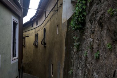 İtalyan kasabasında çok dar bir patika.