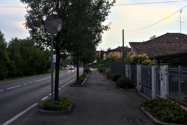 Gün batımında bir kır yolunun kenarında.