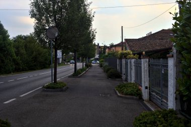 Gün batımında bir kır yolunun kenarında.