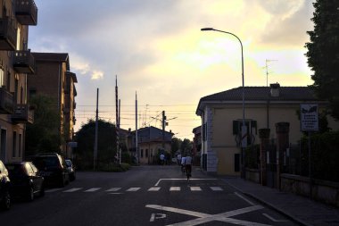 Gün batımında boş demiryolu geçidi
