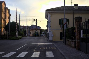 Gün batımında boş demiryolu geçidi