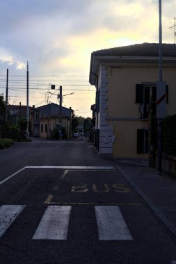 Gün batımında boş demiryolu geçidi