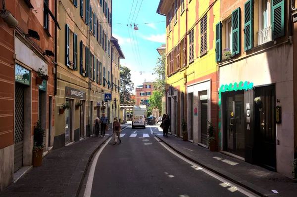 Enge Straße Mit Geschäften Einer Italienischen Stadt Einem Sonnigen Tag — Stockfoto