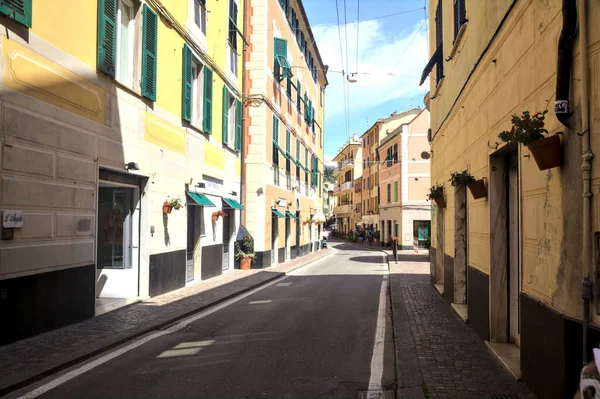 Узкая Улица Магазинами Итальянском Городе Солнечный День — стоковое фото