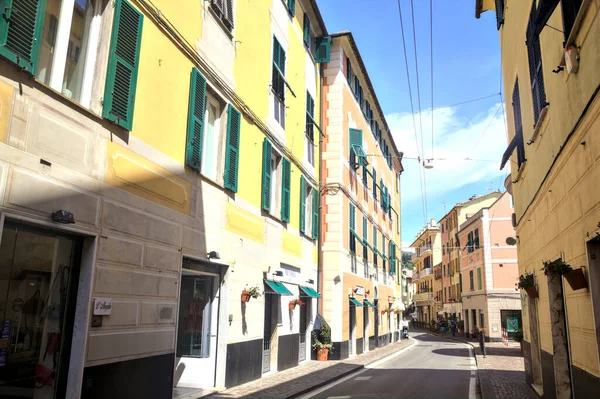 阳光普照的意大利小镇上一条狭窄的街道 商店林立 — 图库照片