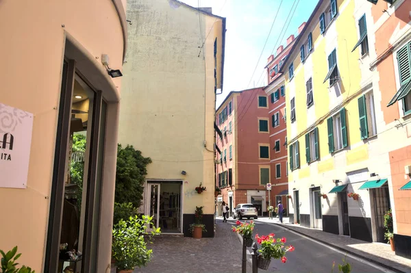 Στενός Δρόμος Καταστήματα Μια Ιταλική Πόλη Μια Ηλιόλουστη Μέρα — Φωτογραφία Αρχείου