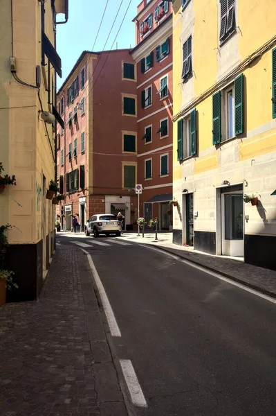 Rue Étroite Avec Commerces Dans Une Ville Italienne Par Une — Photo