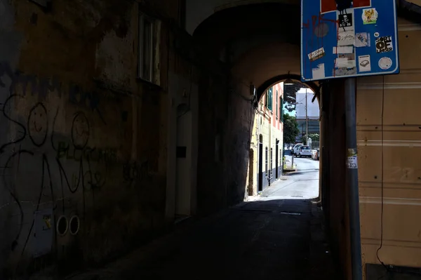 Shady Alley Building — Stockfoto