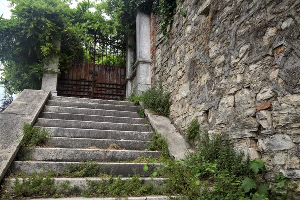 Escadaria Pedra Usada Que Leva Portão Enferrujado Lado Uma Parede — Fotografia de Stock