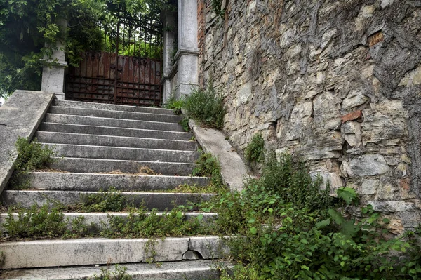 Escalera Piedra Gastada Que Conduce Una Puerta Oxidada Junto Una — Foto de Stock