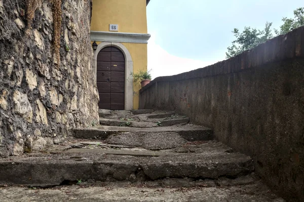 Kamienne Schody Obok Ściany Która Prowadzi Drzwi Domu — Zdjęcie stockowe