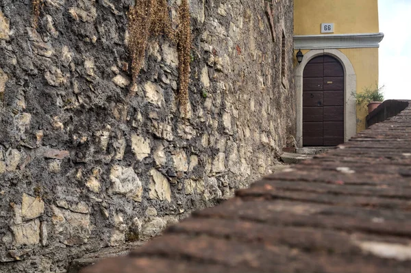 Duvarın Yanındaki Taş Merdiven Bir Evin Kapısına Çıkıyor — Stok fotoğraf
