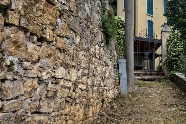 Rellenar Camino Tierra Junto Una Pared Que Conduce Una Puerta — Foto de Stock