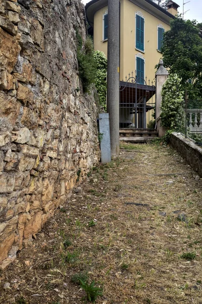 Uphill Dirt Path Next Wall Leads Gate House — Foto de Stock