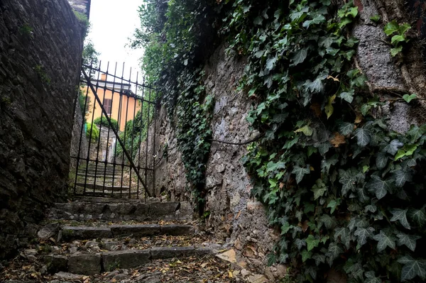 Portão Fechado Final Uma Escada Pedra Delimitada Por Paredes Pedra — Fotografia de Stock