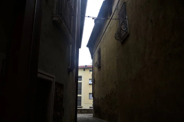 Nagyon Szűk Sikátor Egy Olasz Városban — Stock Fotó