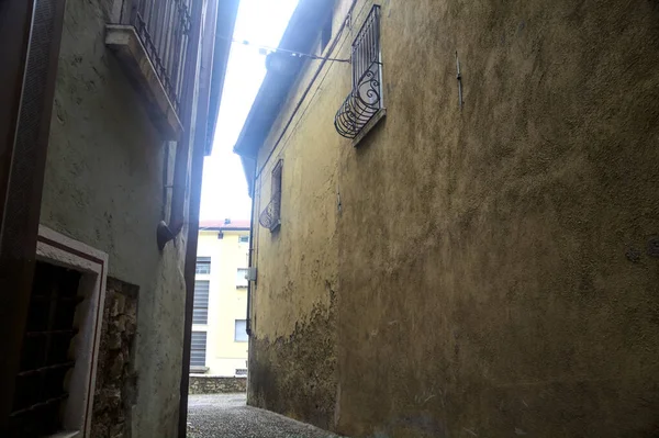 Sehr Enge Gepflasterte Gasse Einer Italienischen Stadt — Stockfoto